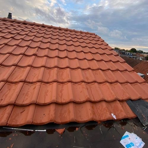 Mooie dakpannen geplaatst Dakdekker Leusden inspectie van pannendak